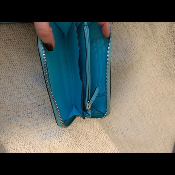 Michael Kors medium zipper wallet/ wristlet - Picture 2 of 3